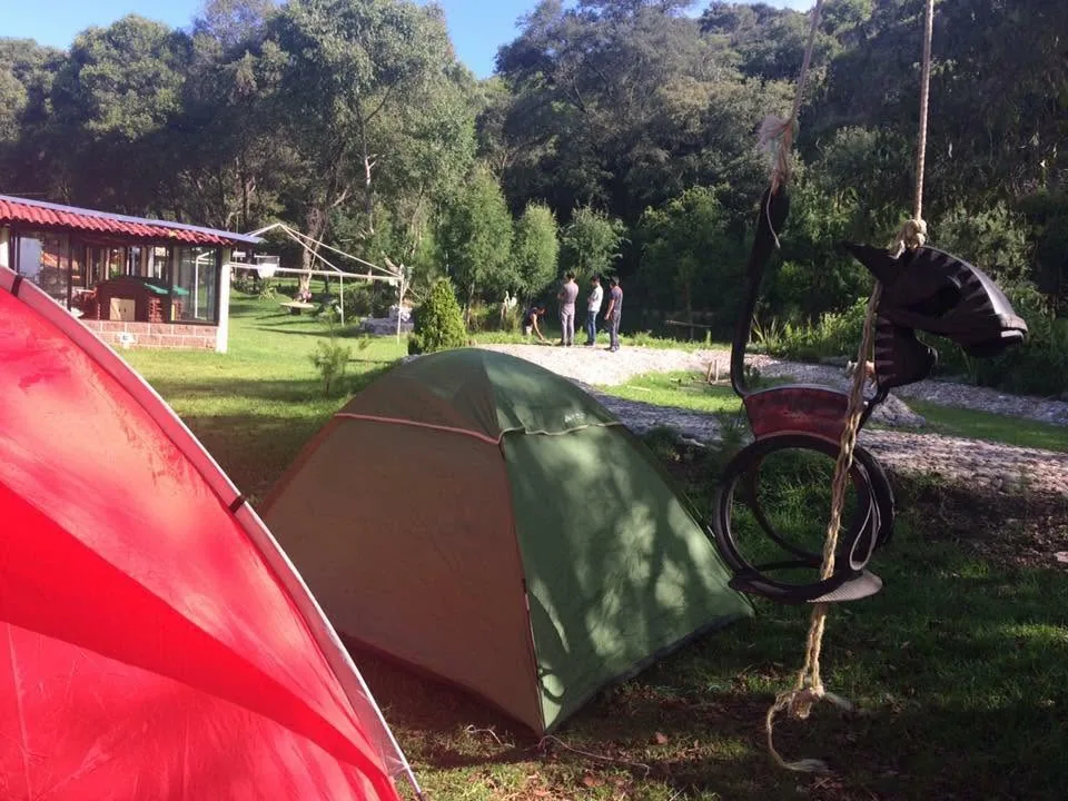 Casas de campaña montadas en el área de camping