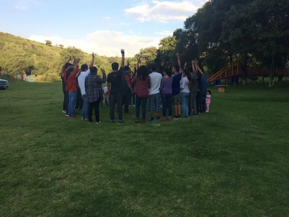 Grupo reunido en círculo en el campo abierto