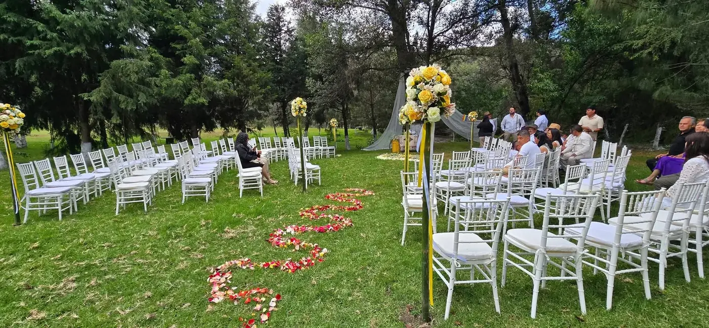 Pasillo de pétalos hacia el altar en el jardín