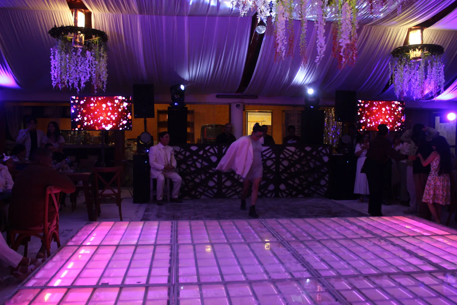 Pista de baile iluminada durante la fiesta