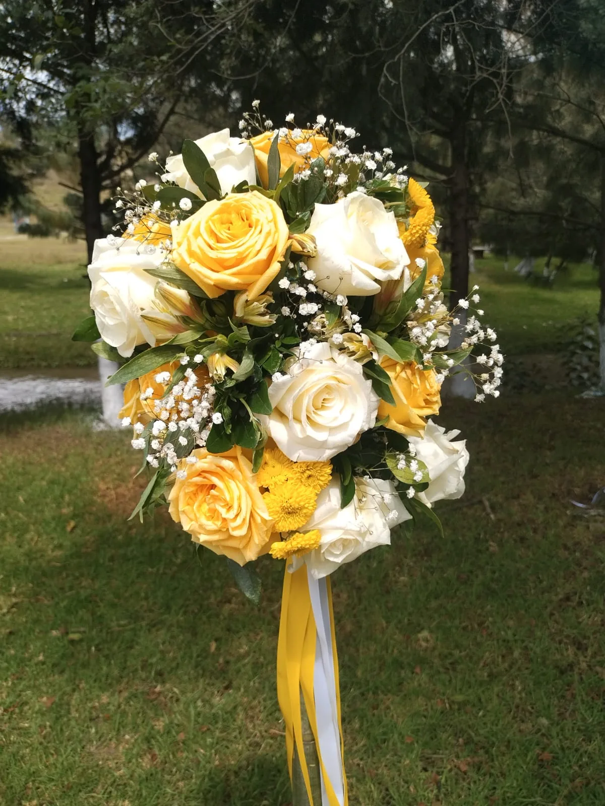 Ramo de novia de rosas amarillas y blancas