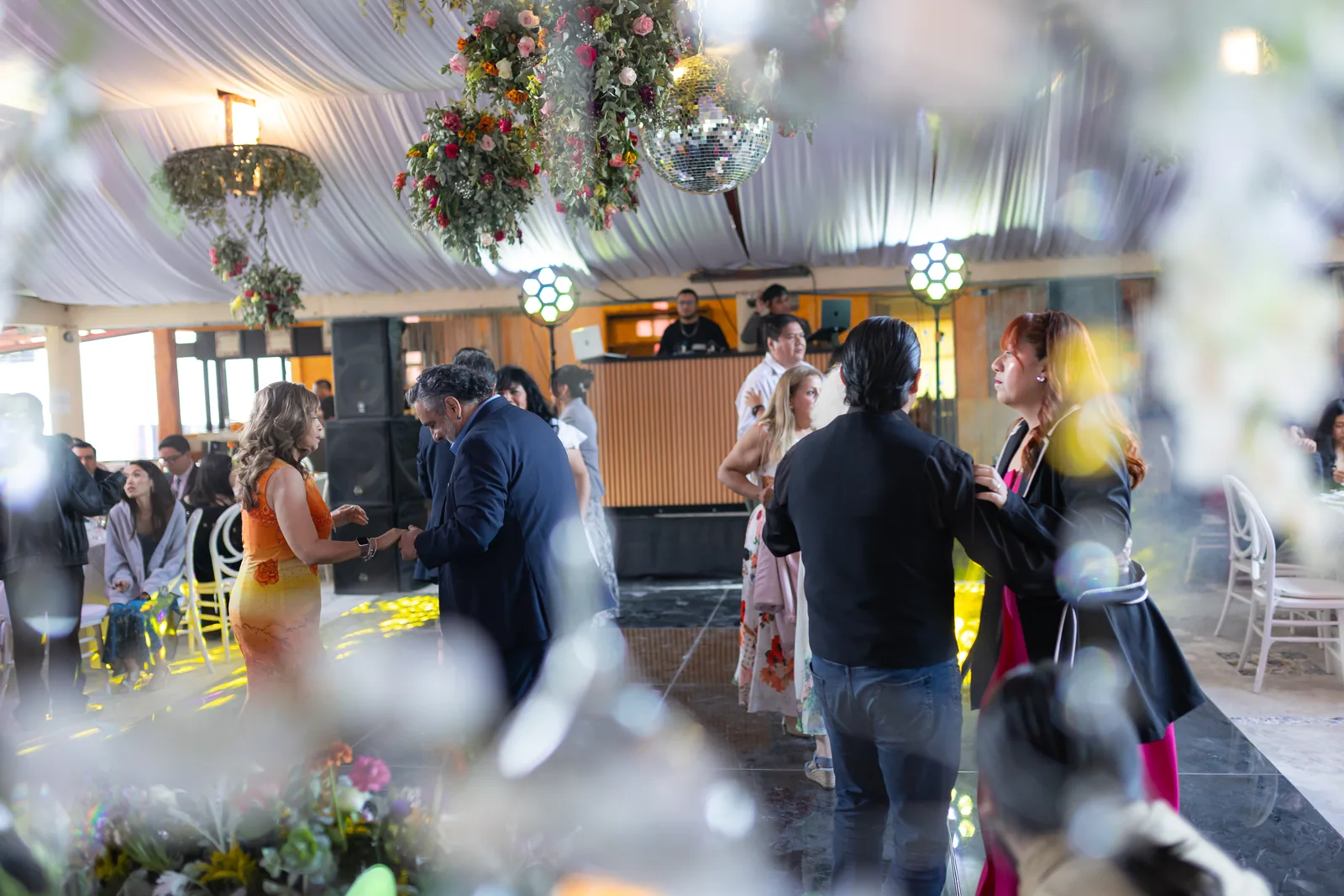 Recepción en el salón entelado con candiles de flores y pista de baile