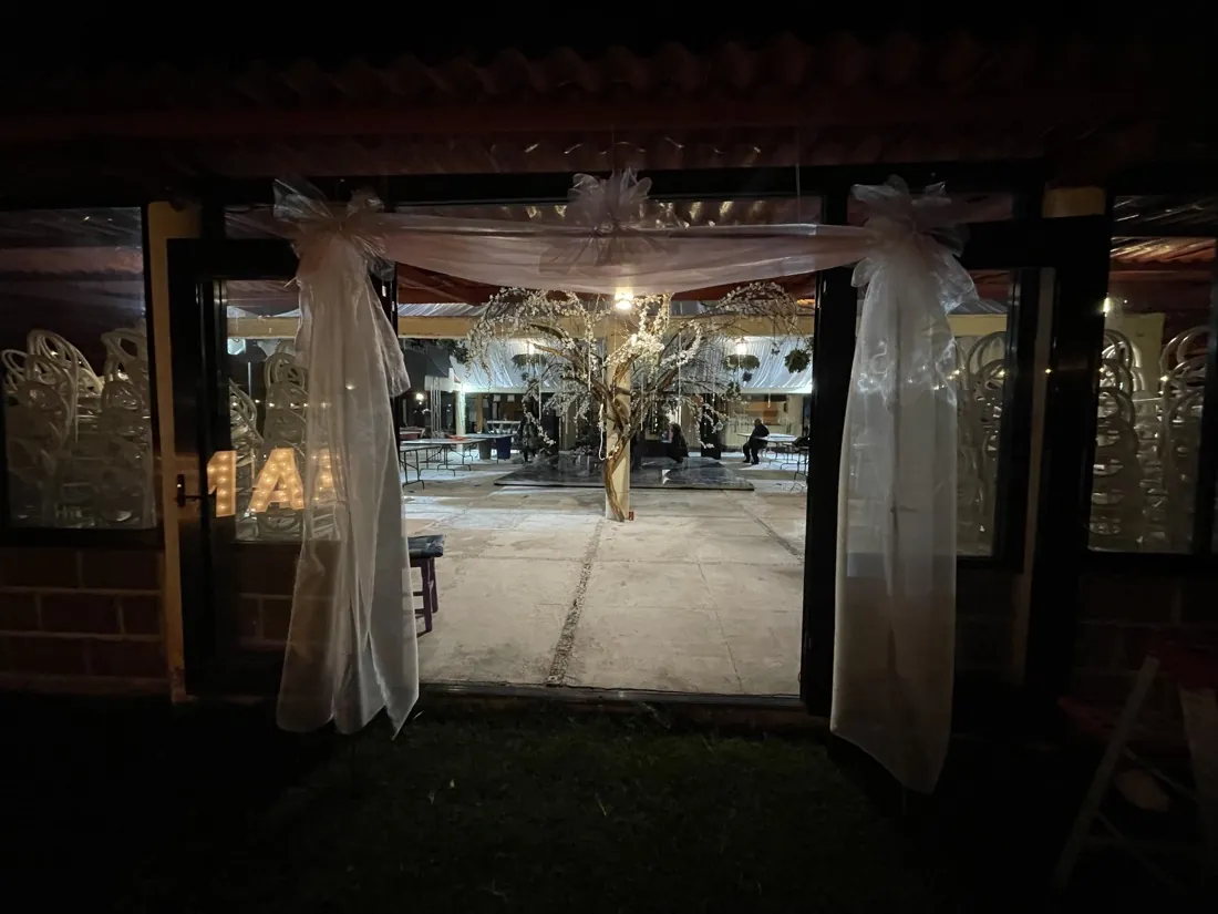 Entrada del salón entelada para la recepción