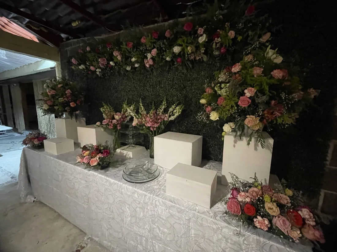 Mesa de regalos con muro de flores para XV años