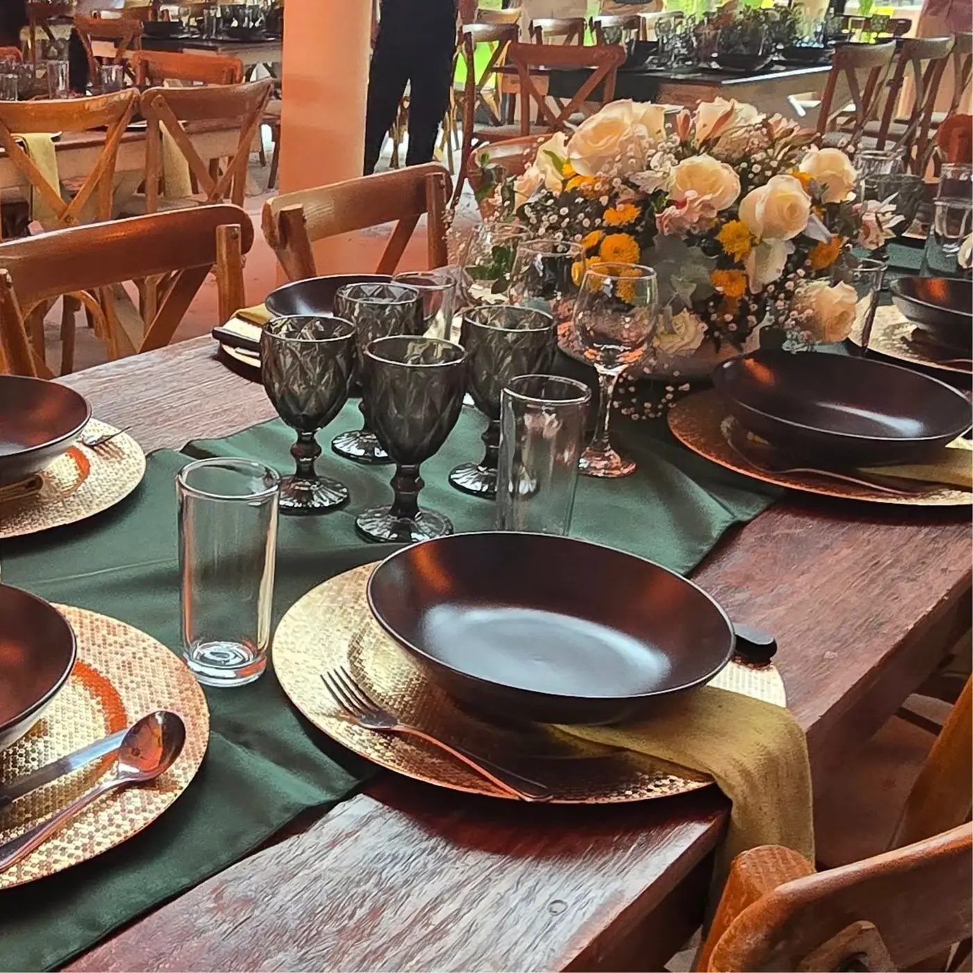 Salón montado con mesas